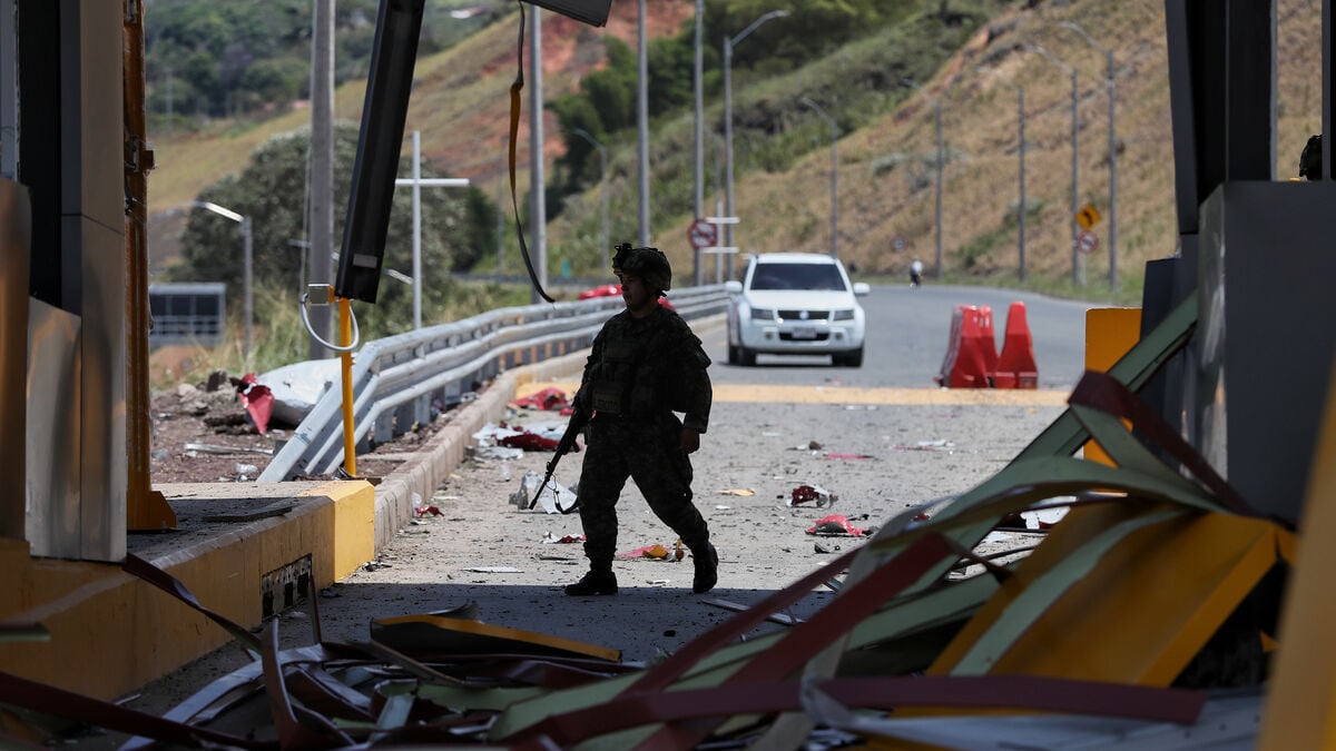 Two bombings hit Colombia on President de la Espriella’s first day in office, policeman killed