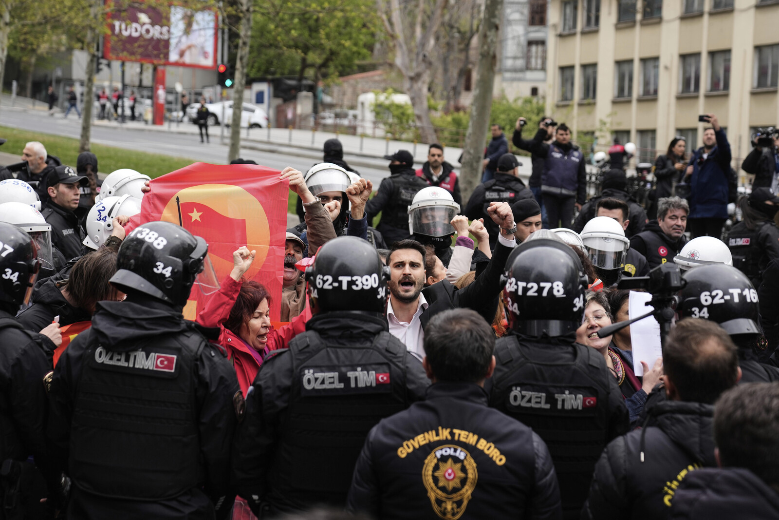 400 Arrested in Istanbul During May Day Protests
