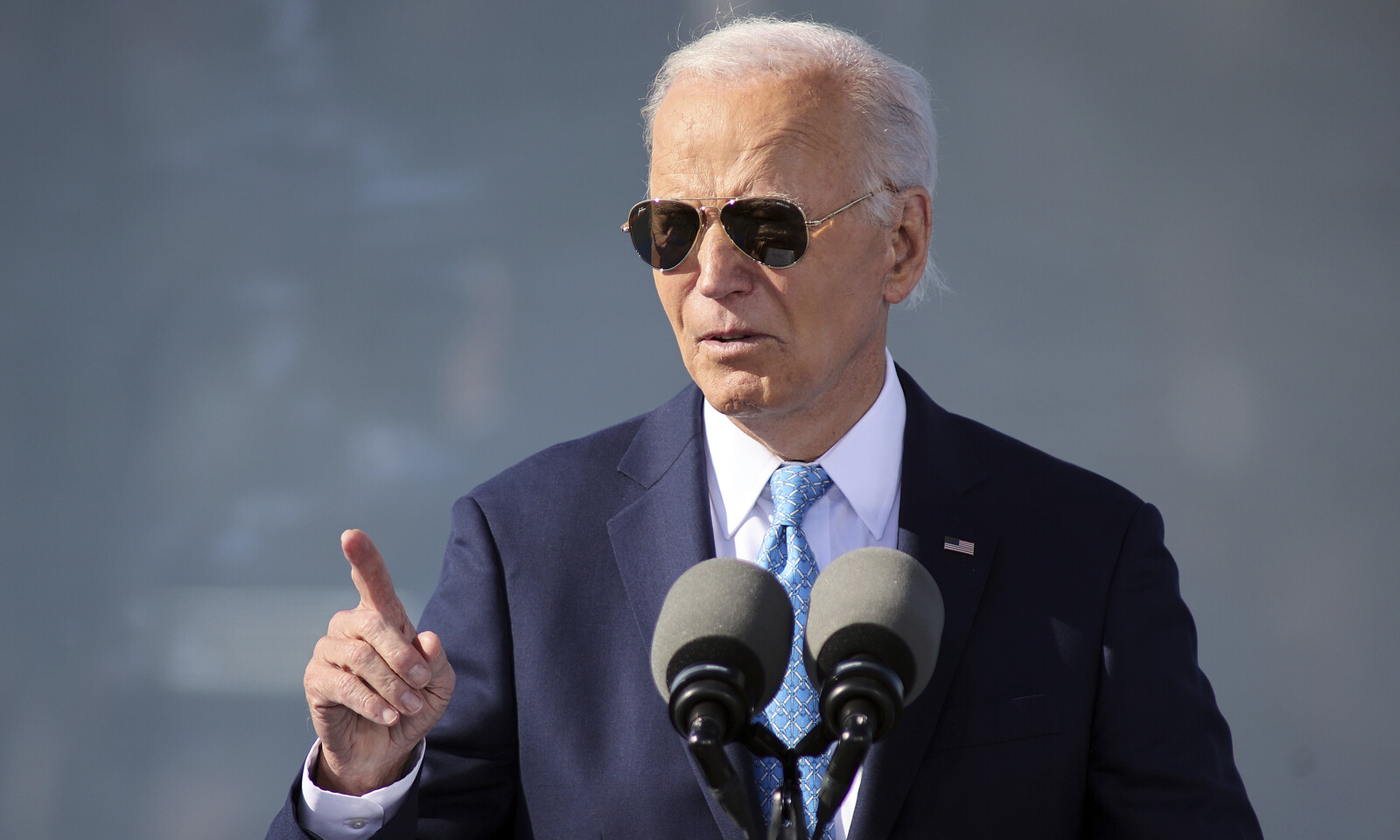Biden in trouble over "trash" comment