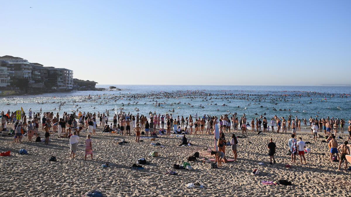 Thousands honor victims after Sydney shooting