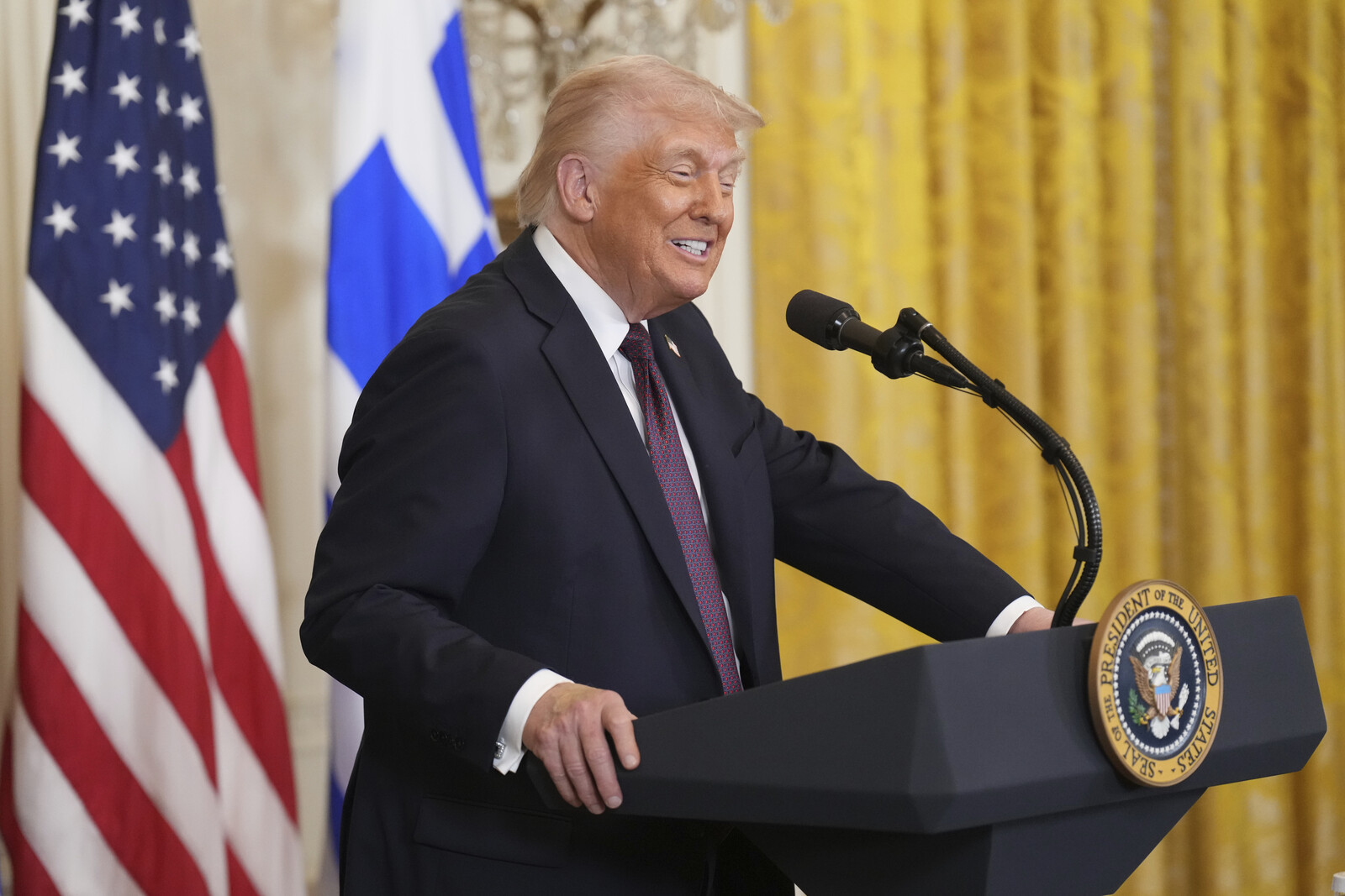 Trump Maintains Trust in Officials After Chat Leak Involving Yemen
