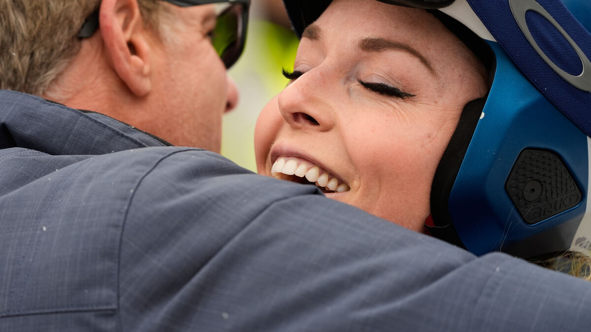 Lindsey Vonn wins again, clear Olympic favorite
