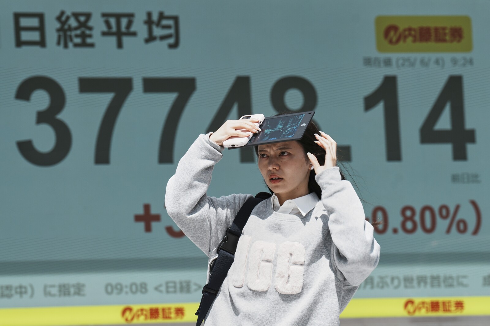 Asian Markets Rise on Positive