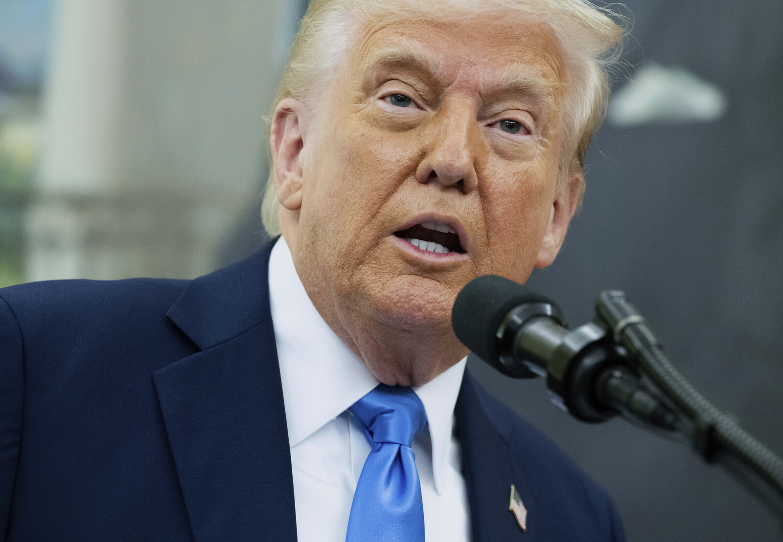 Trump Frustrated with Putin Over Ukraine, Threatens New Tariffs