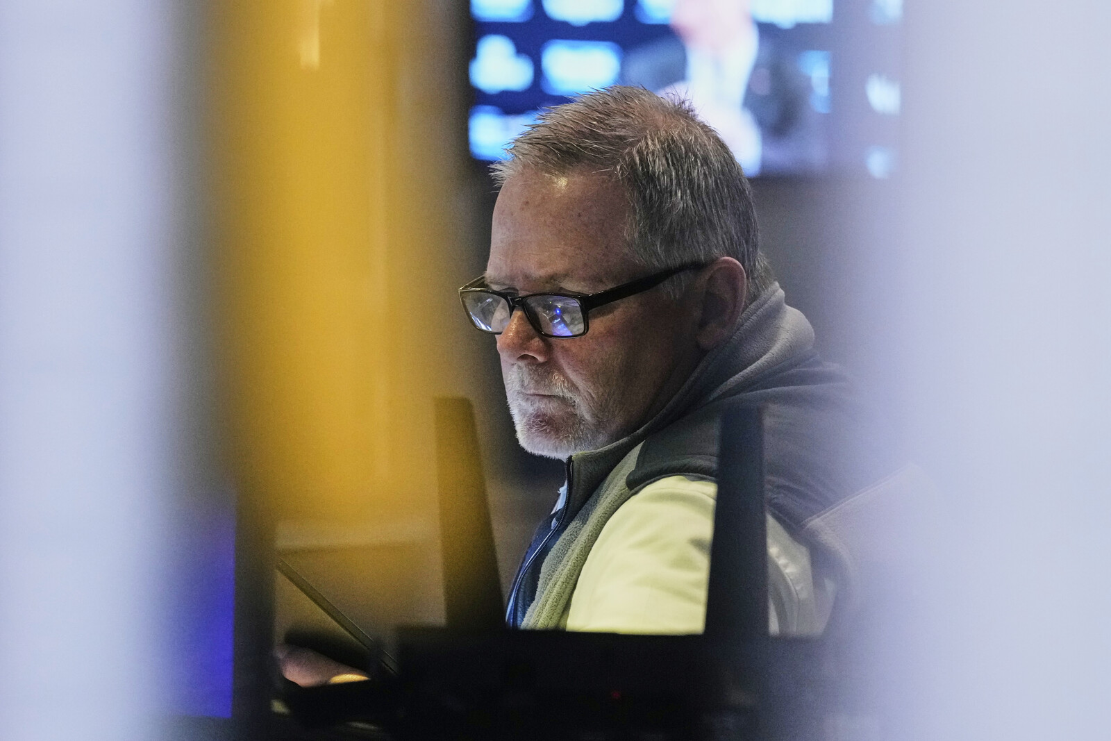 Wall Street Mixed as US Budget Vote Passes