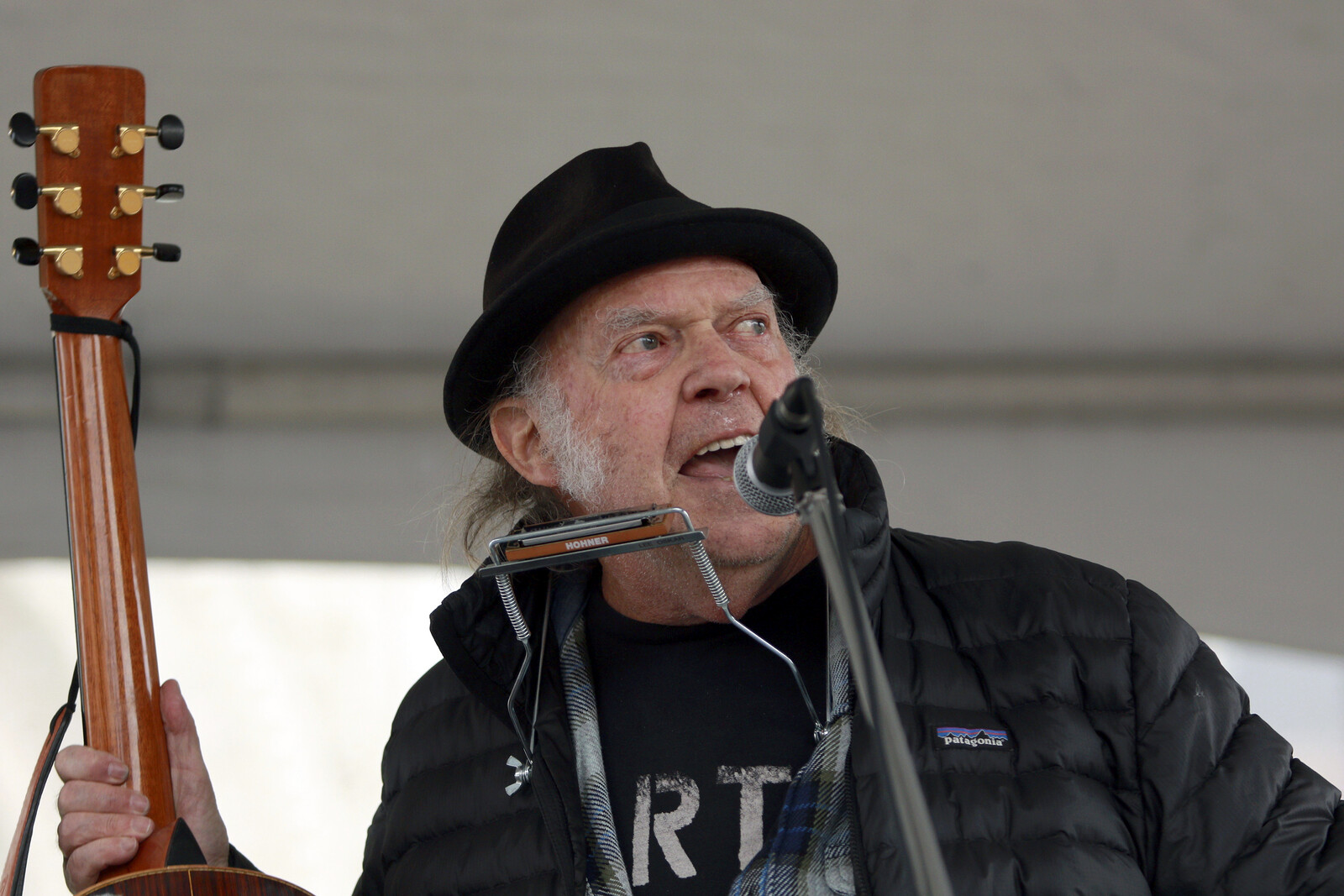 Neil Young Urges Trump to