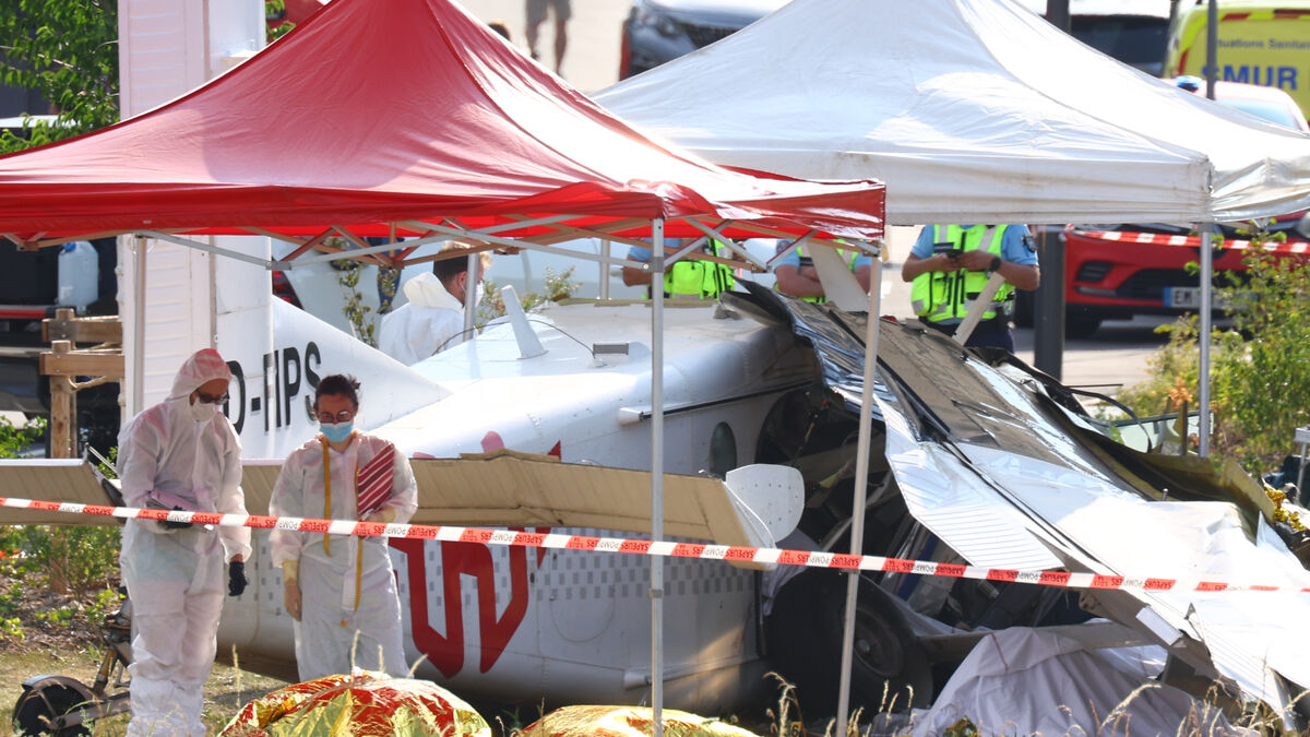 11 killed as skydiving plane
