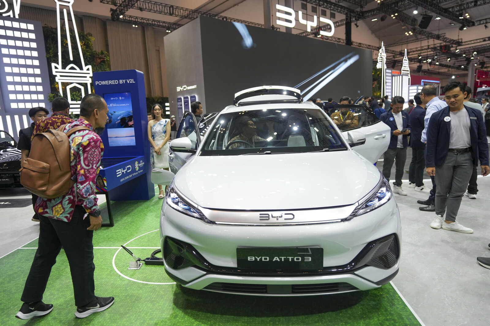 China wants to continue negotiating car tariffs