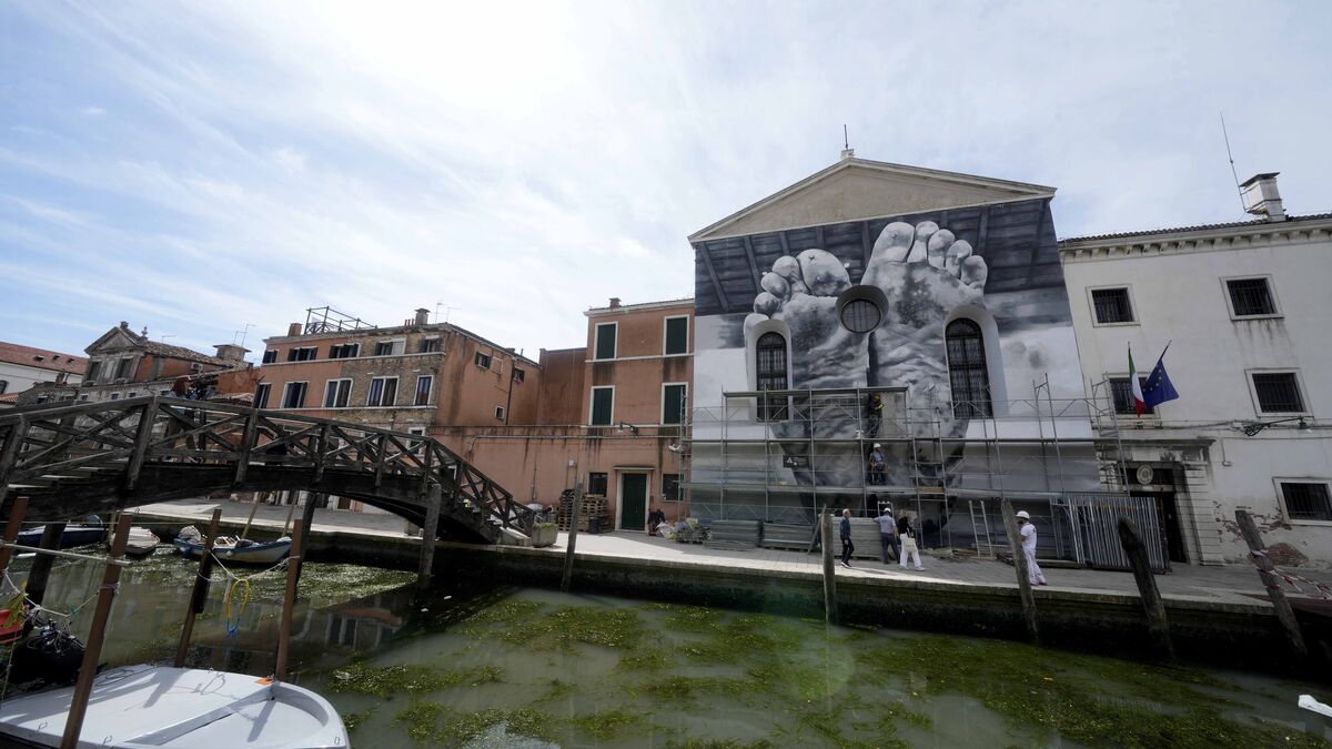 Venice Biennale jury resigns over decision to allow Russia to participate this year