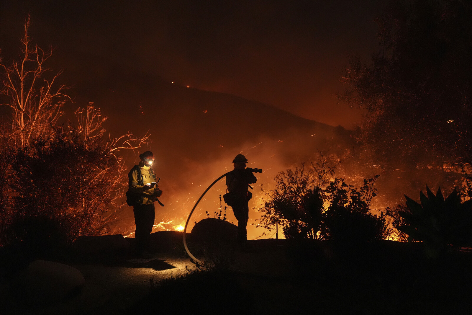 Wildfire threatens star-studded Malibu: 20,000