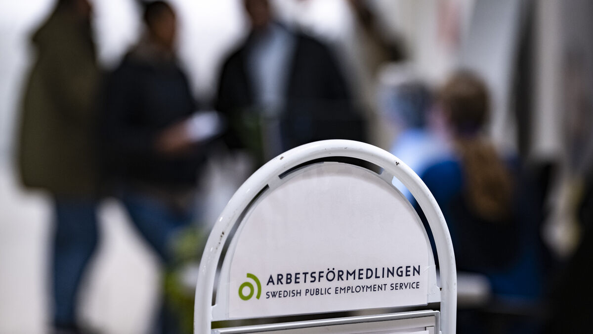 Continued high numbers of layoffs in the job market