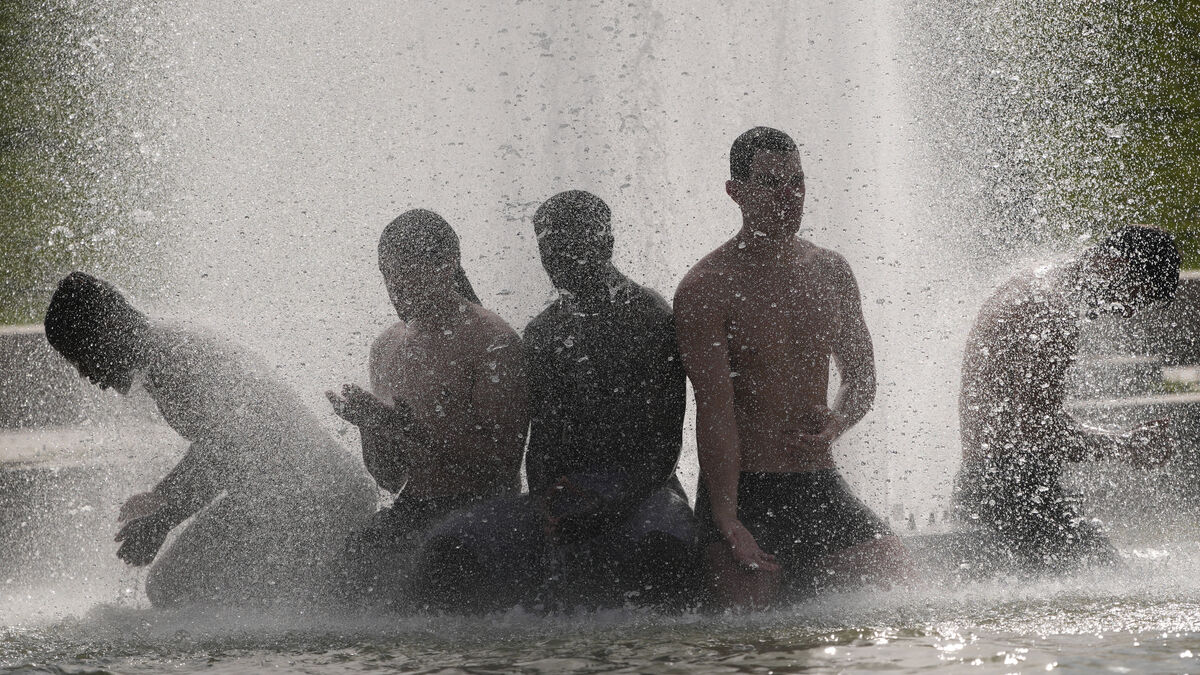 Tormented Parisians seek cooling with