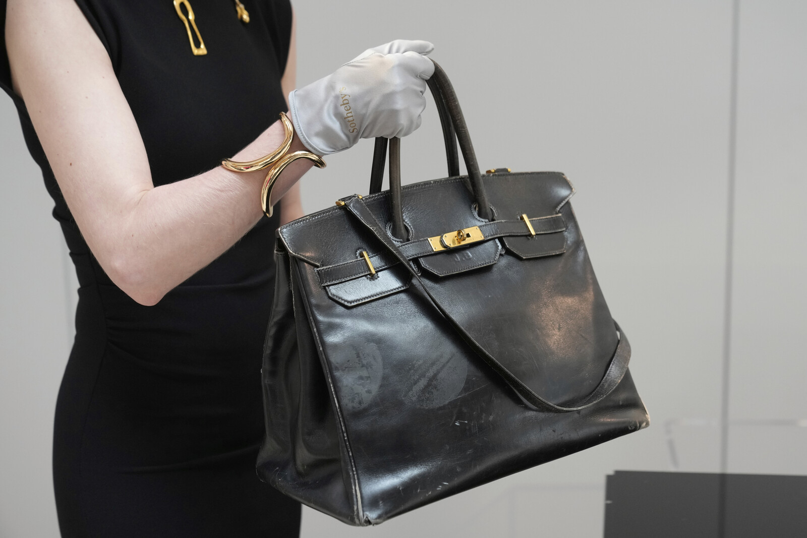 Hermès Handbags Boost Revenue Amid Luxury Market Downturn