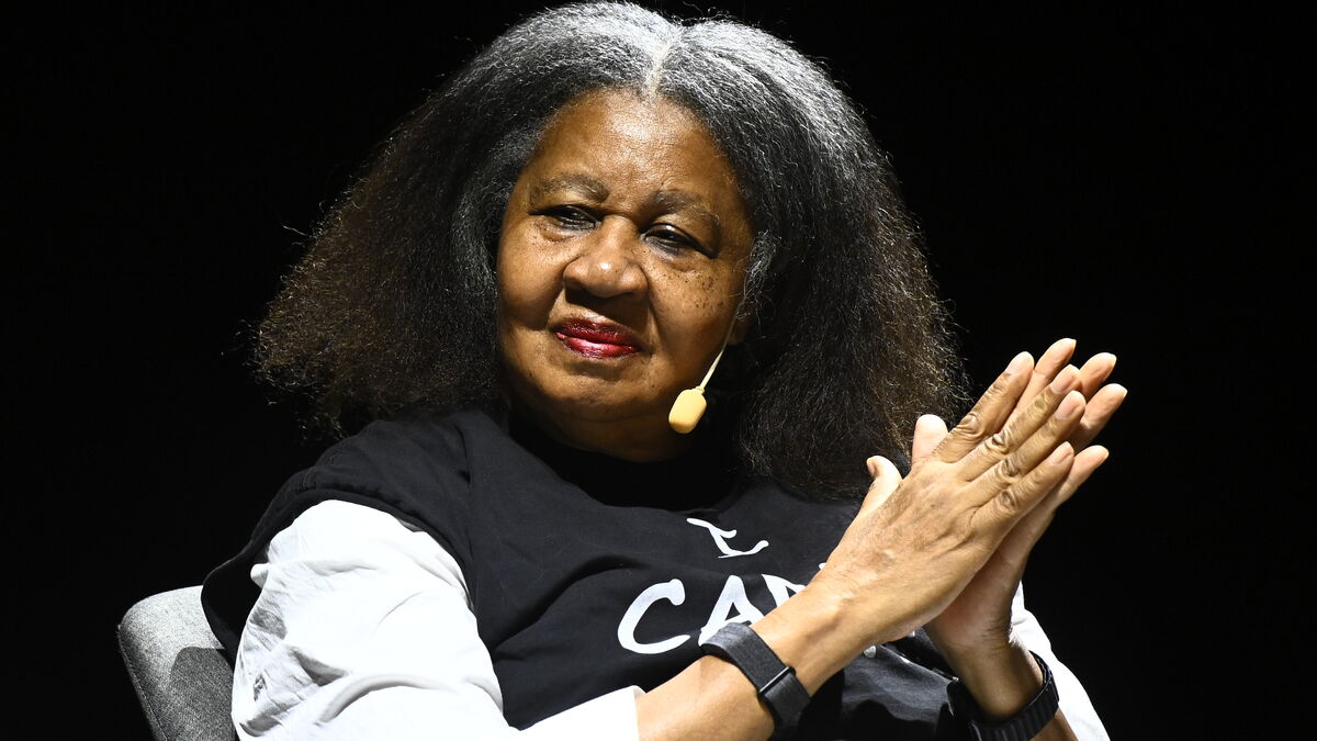 Jamaica Kincaid receives standing ovation