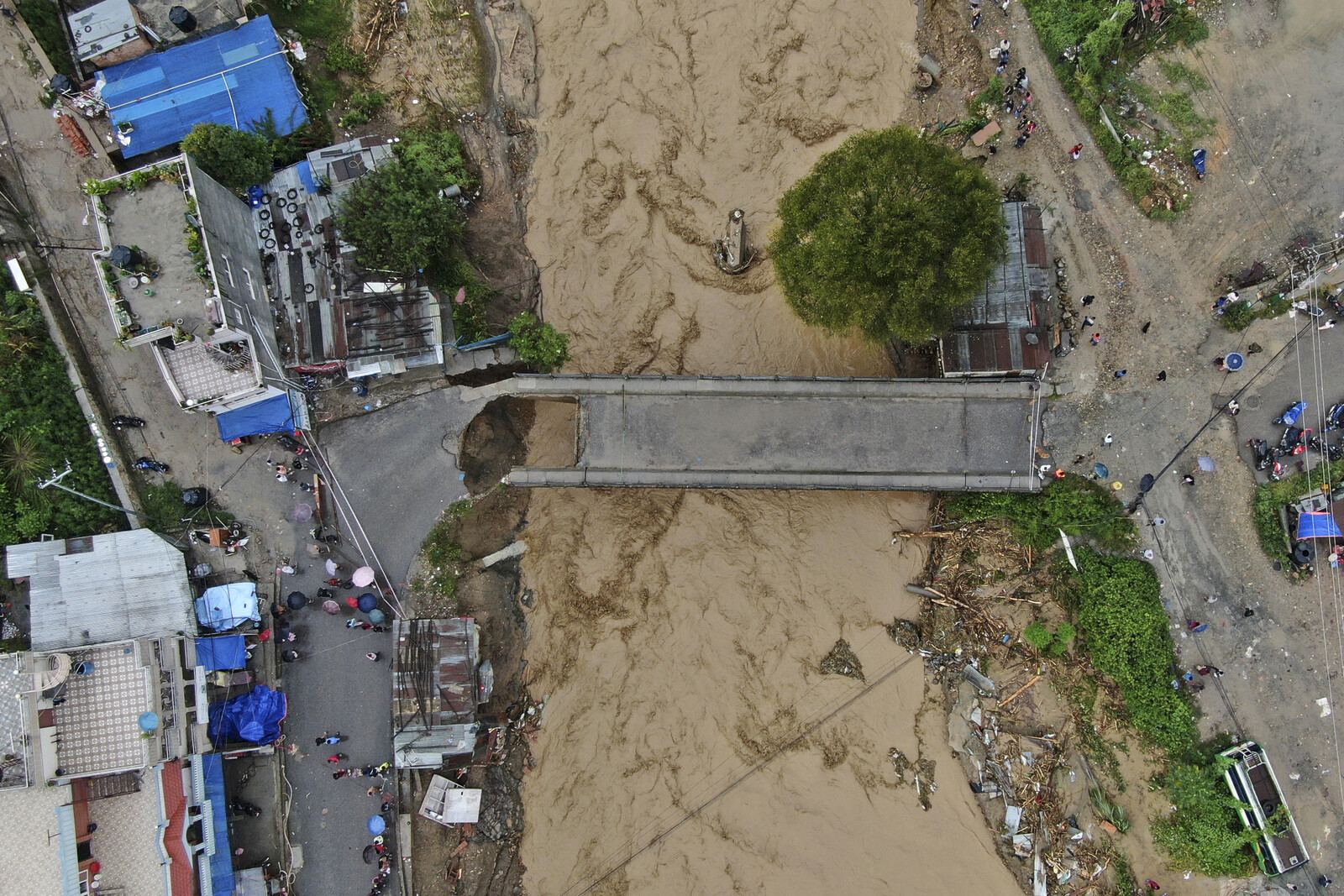 Death toll rises in flooded