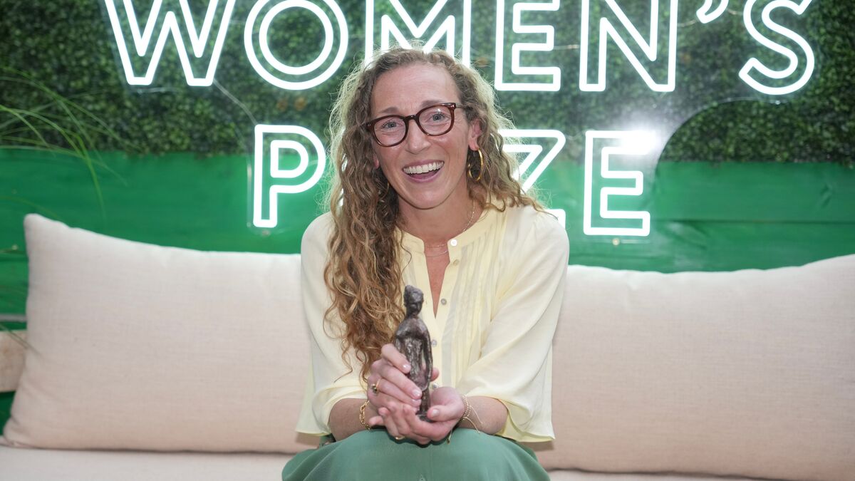 Virginia Evans receives the Women's Prize for Fiction for The Correspondence