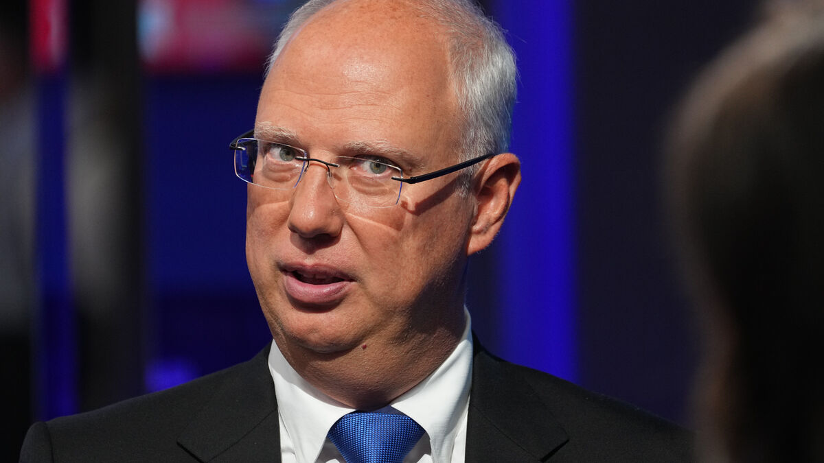 Putin envoy Kirill Dmitriev holds