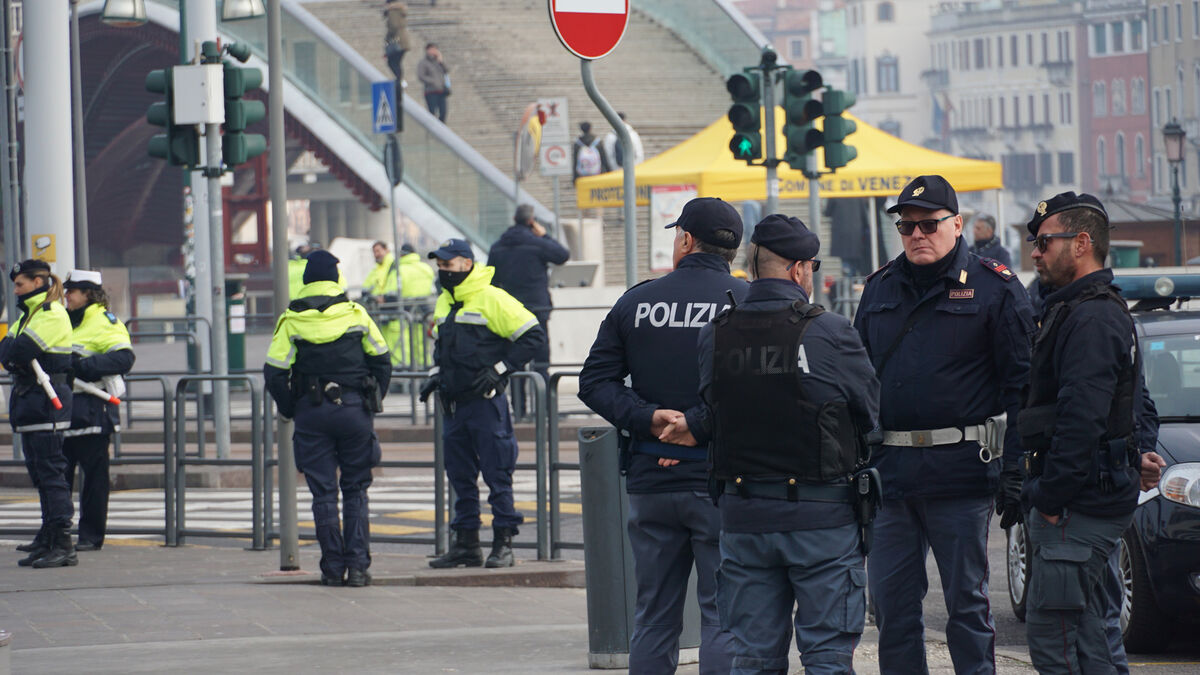 Bank robbers took 25 hostages