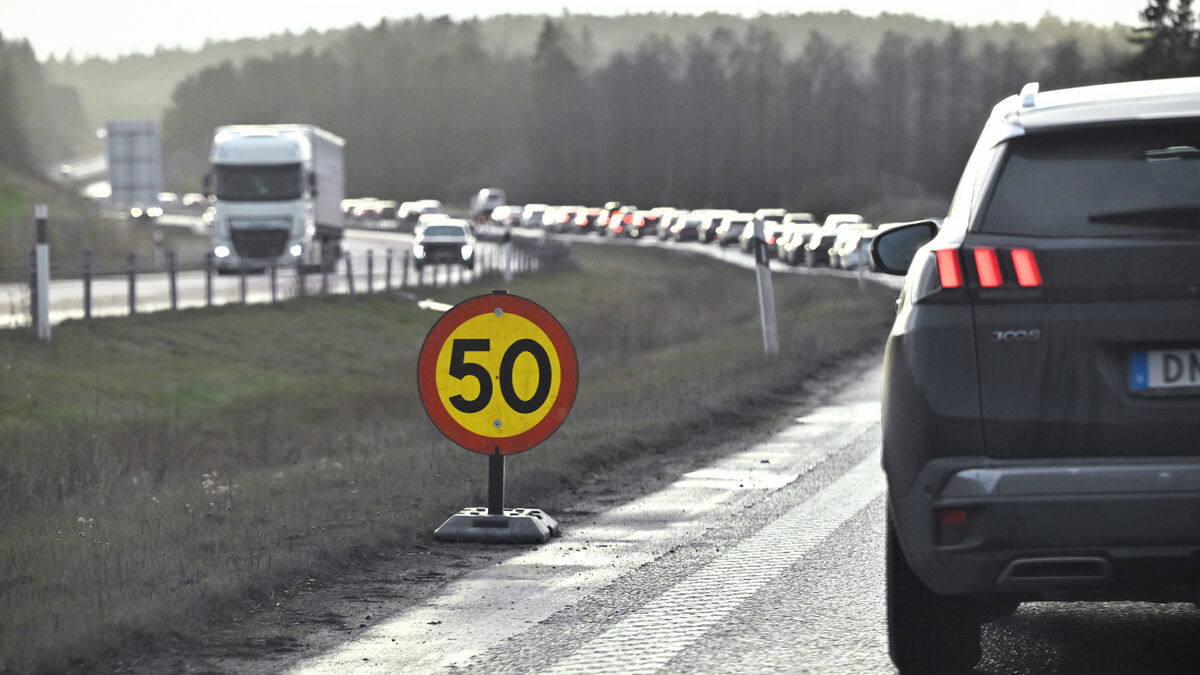 Risk of Christmas queues after large cracks on E4
