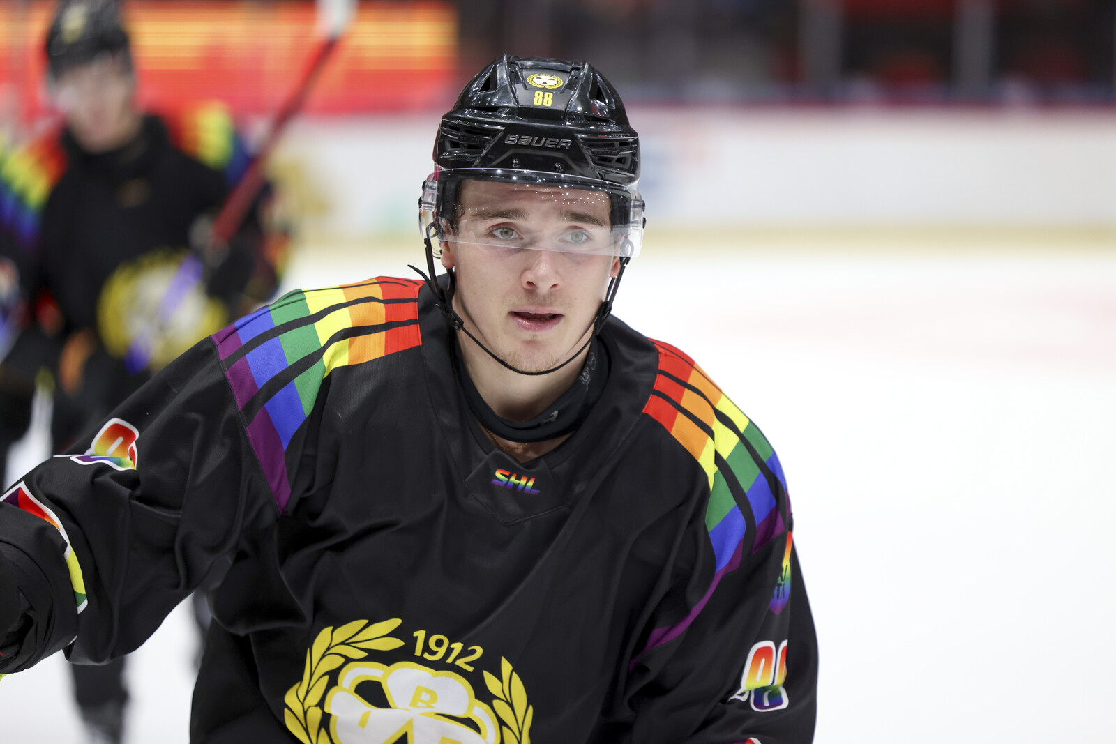 Swedish Hockey Player Dmytro Timashov Returns to KHL Amid Ongoing War