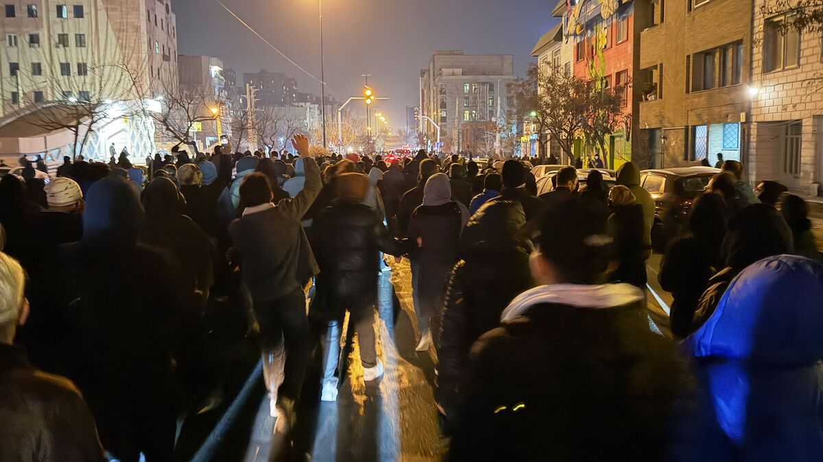 New student protests in Iran - mourning those killed