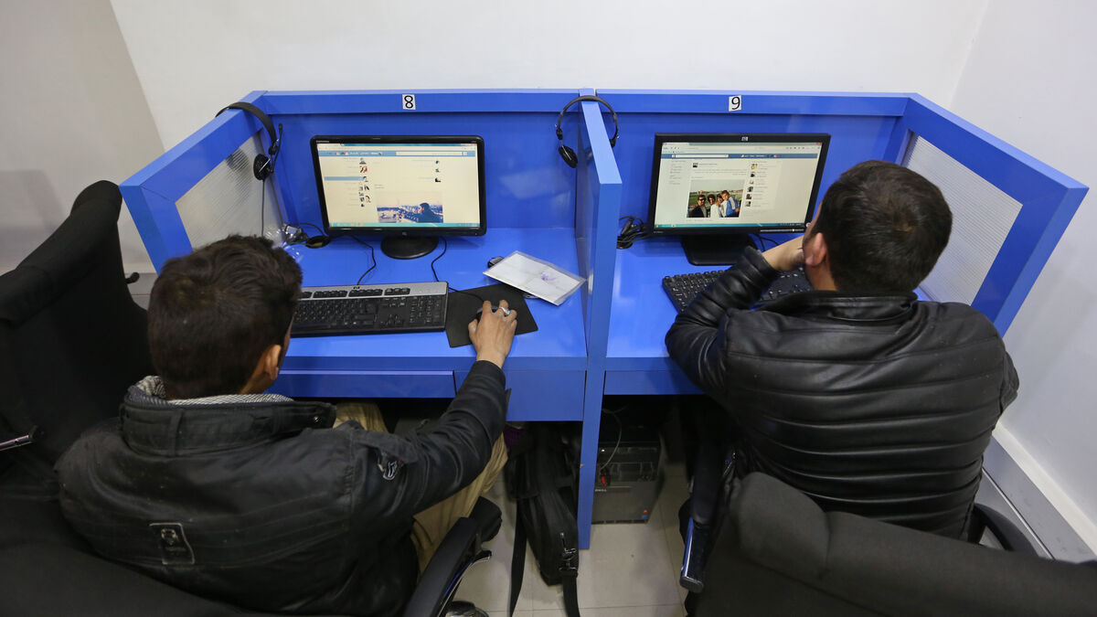 Taliban Shuts Down Internet in