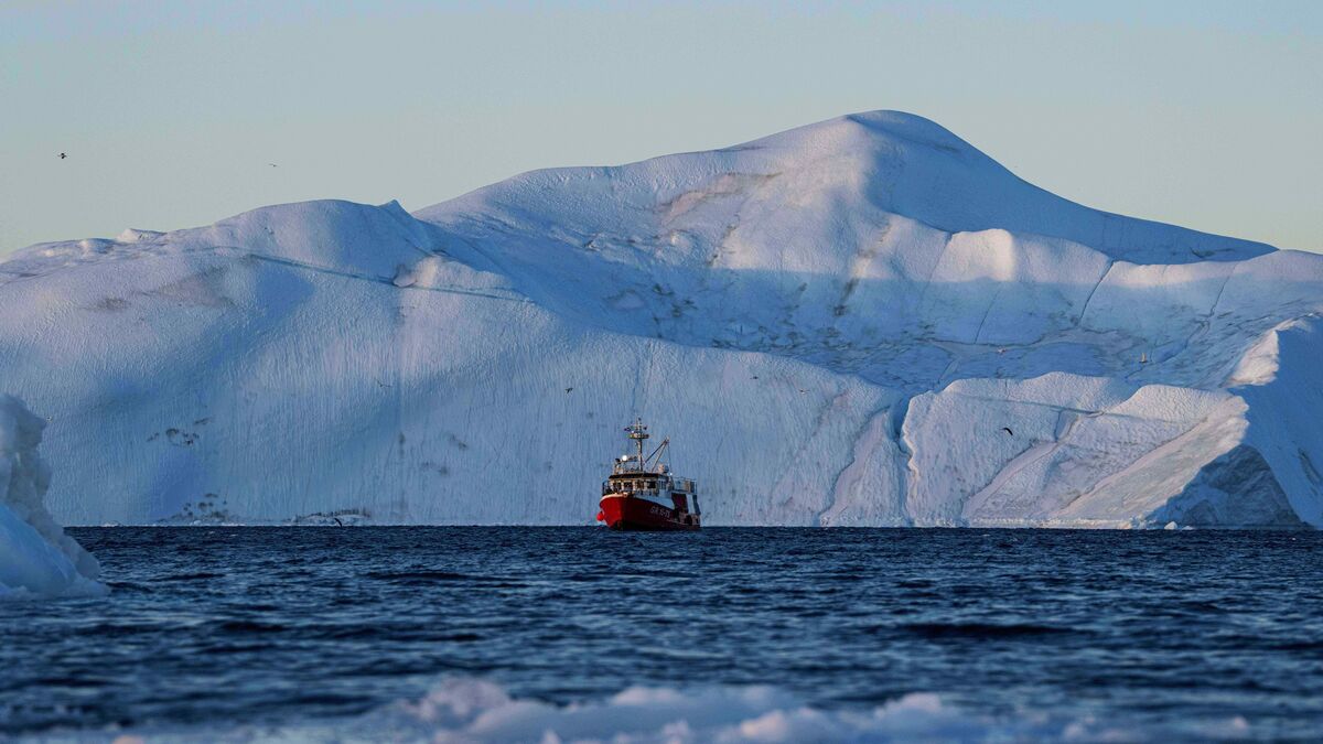 Huge iceberg, 6 kilometers long, drifting along Greenland’s east coast