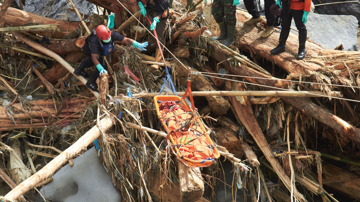 Over 1,000 dead in torrential