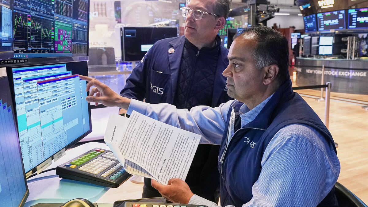Oil prices rise and Wall Street loses momentum