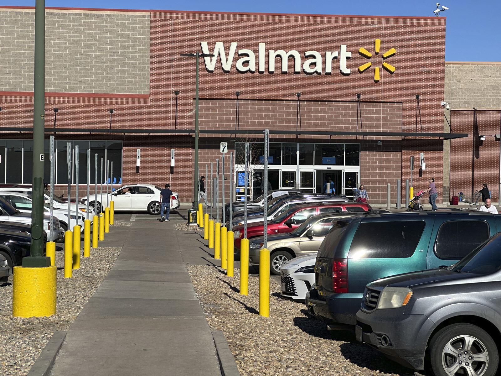 Trump Advises Walmart Against Price Hikes Amid Tariff Dispute