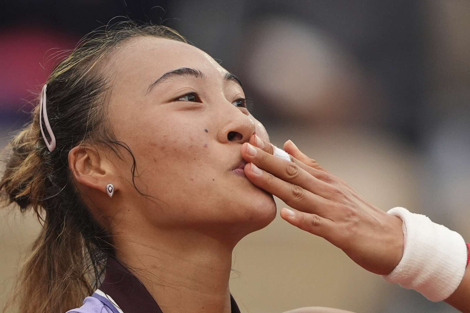 Zheng Qinwen Achieves Ninth Straight Win at Roland Garros