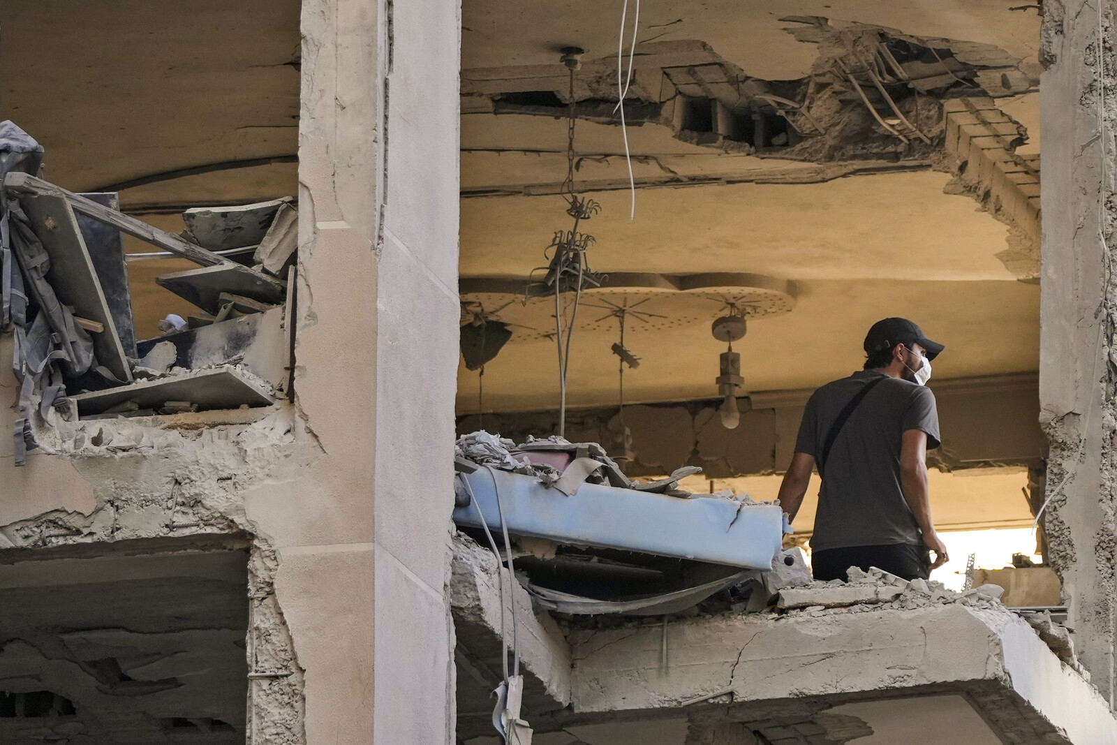 Air strikes crush hopes of