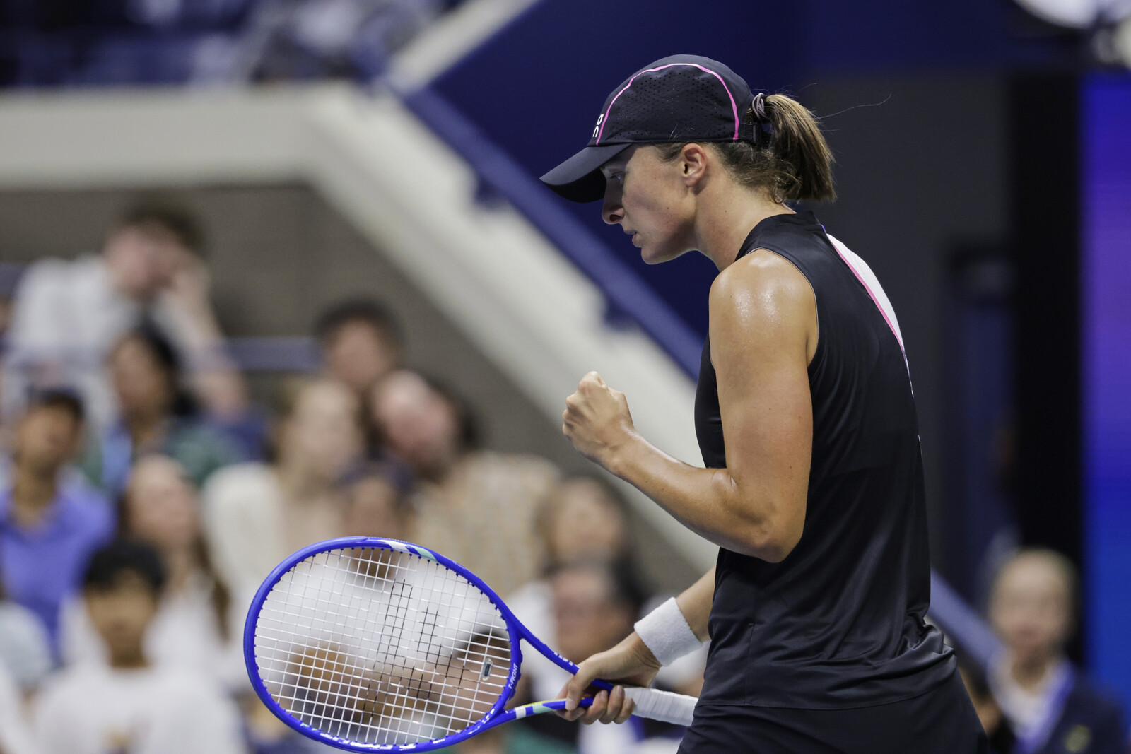Iga Swiatek Advances to US Open Fourth Round After Comeback Win