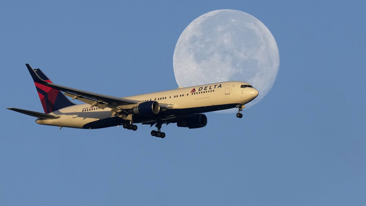 Delta Air Lines beats Q2 profit forecasts, shares rise on outlook confirmation