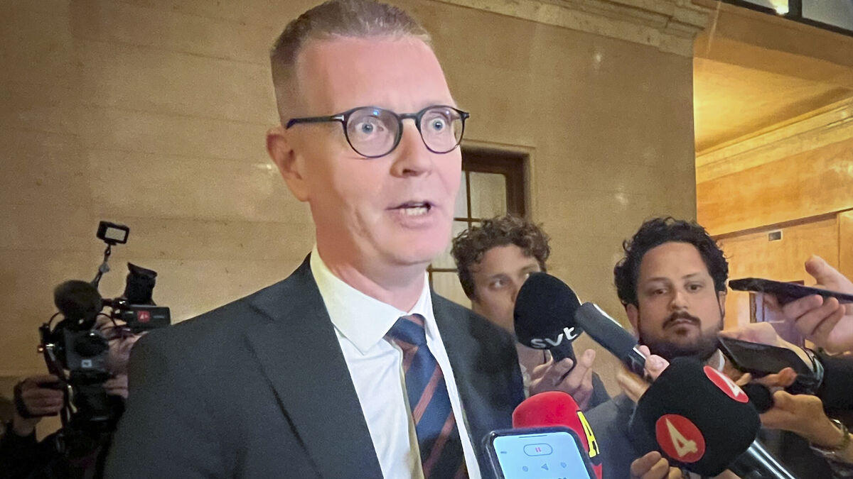 Moderates request parliamentary debate after Left Party removes candidates over antisemitism and extremist ties