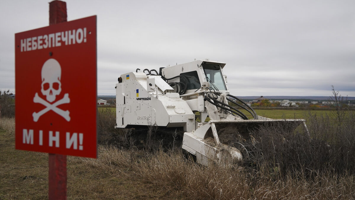 Two deminers killed in Russian
