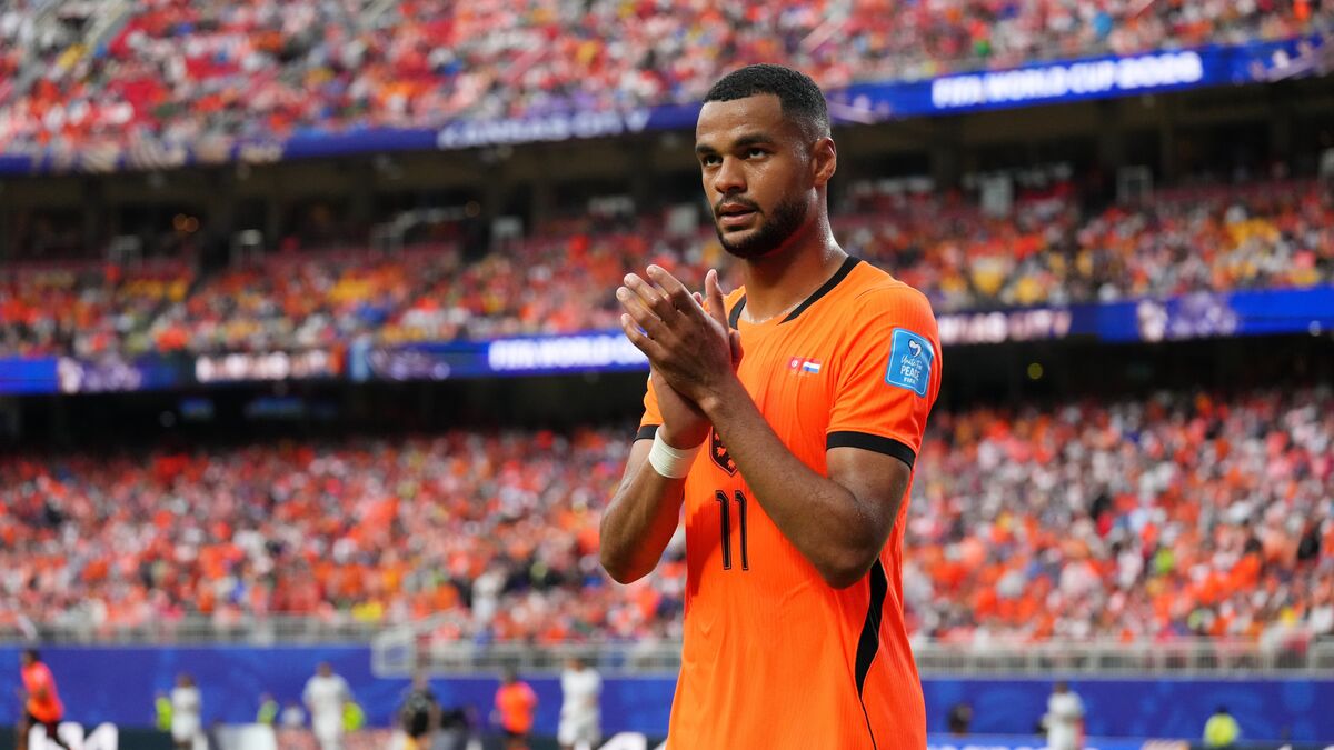 Netherlands’ Cody Gakpo receives team