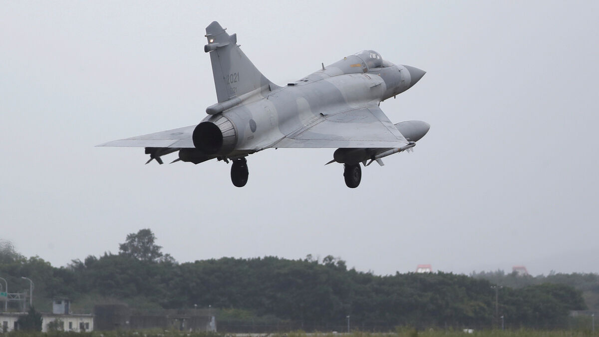 China fires rockets around Taiwan