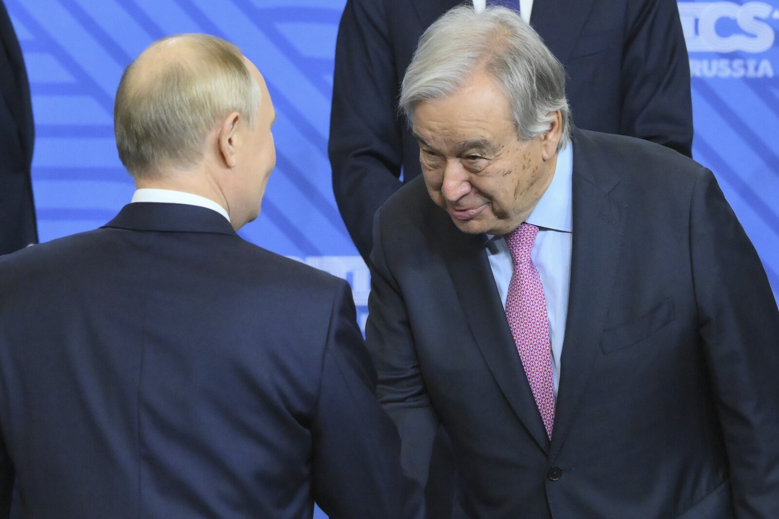 Guterres in Russia demands "just peace"