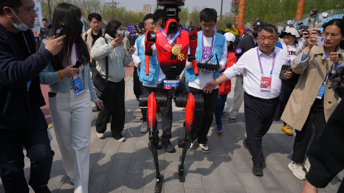 Robot breaks human half marathon