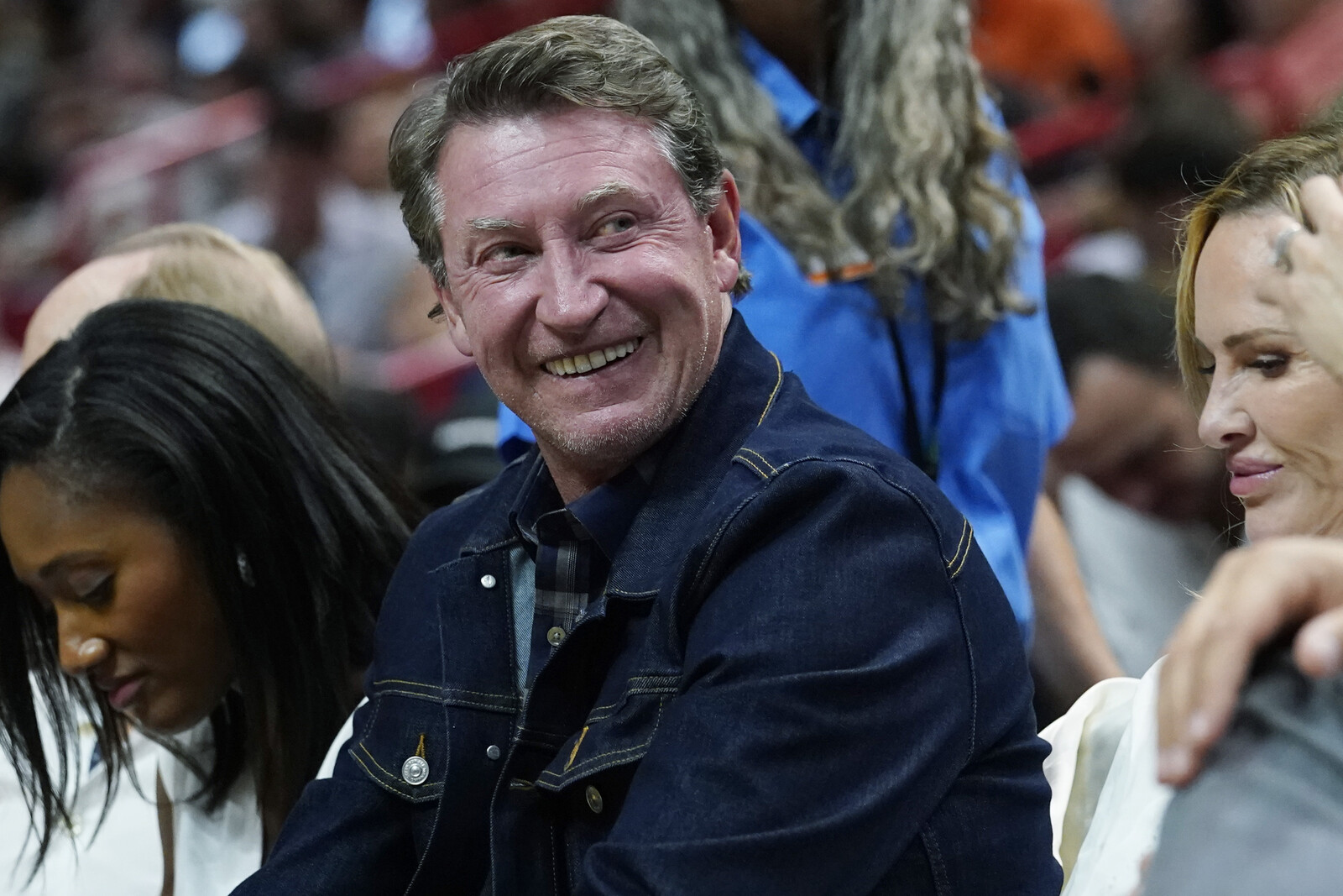 Wayne Gretzky Faces Criticism Over Silence on Canada-US Tensions