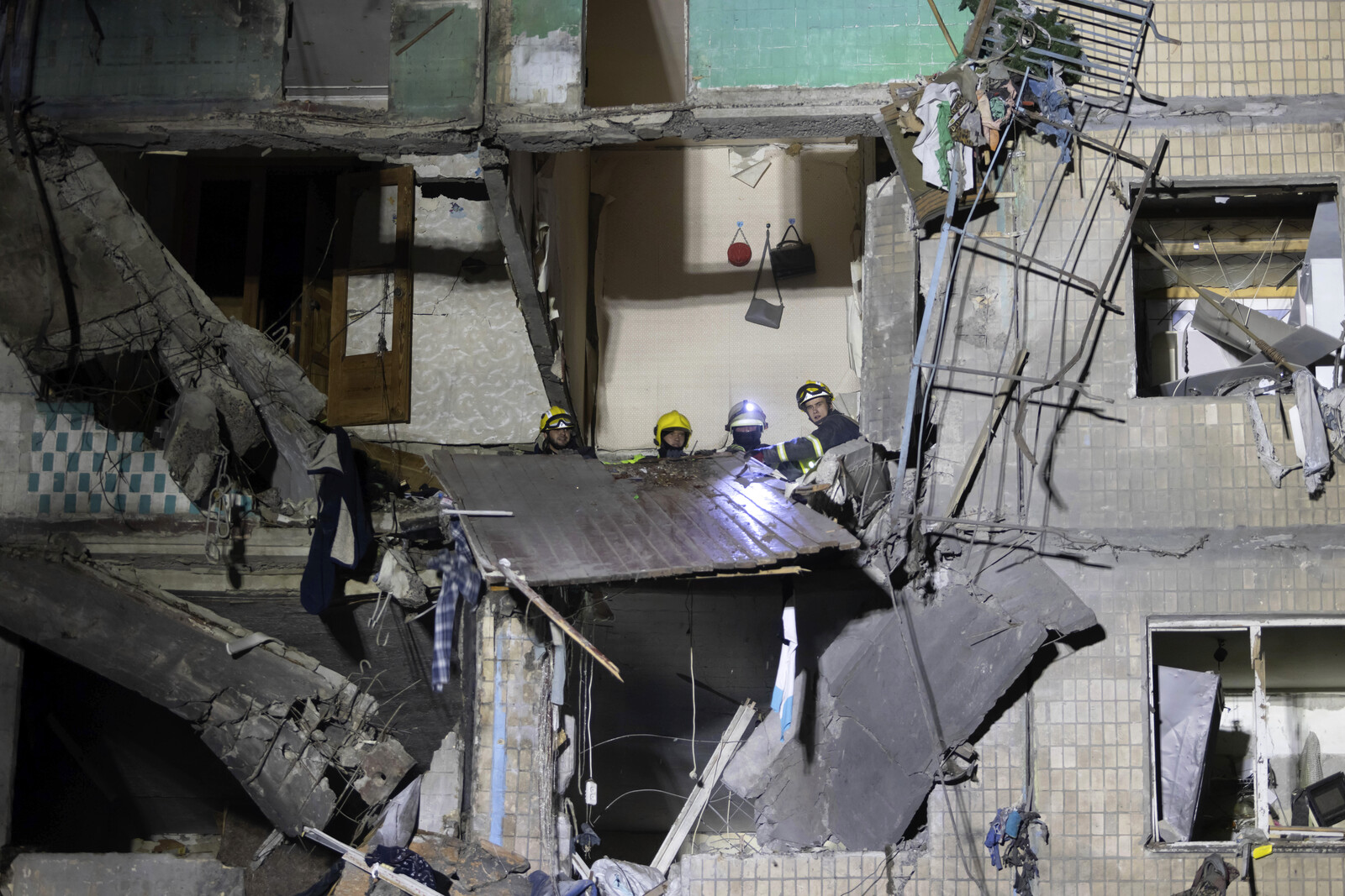 One Dead in Nighttime Attacks on Ukraine