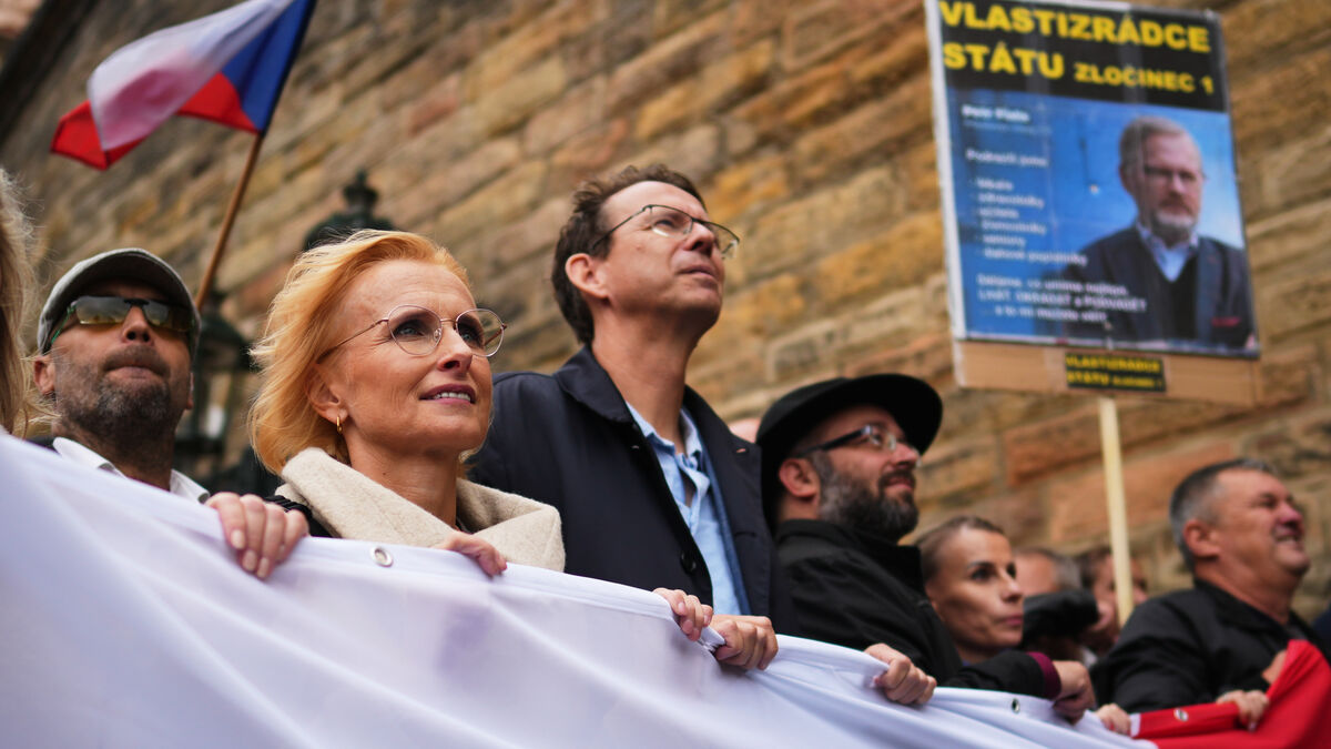 Czech Communist’s Defection Makes Le
