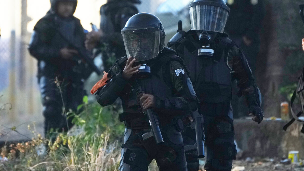 Hostages freed from high-security prison