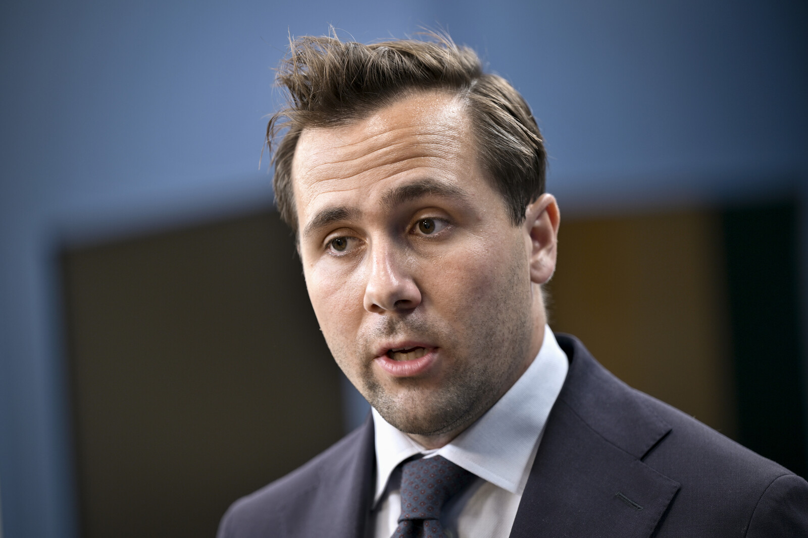 Government Seeks Social Democrats' Support