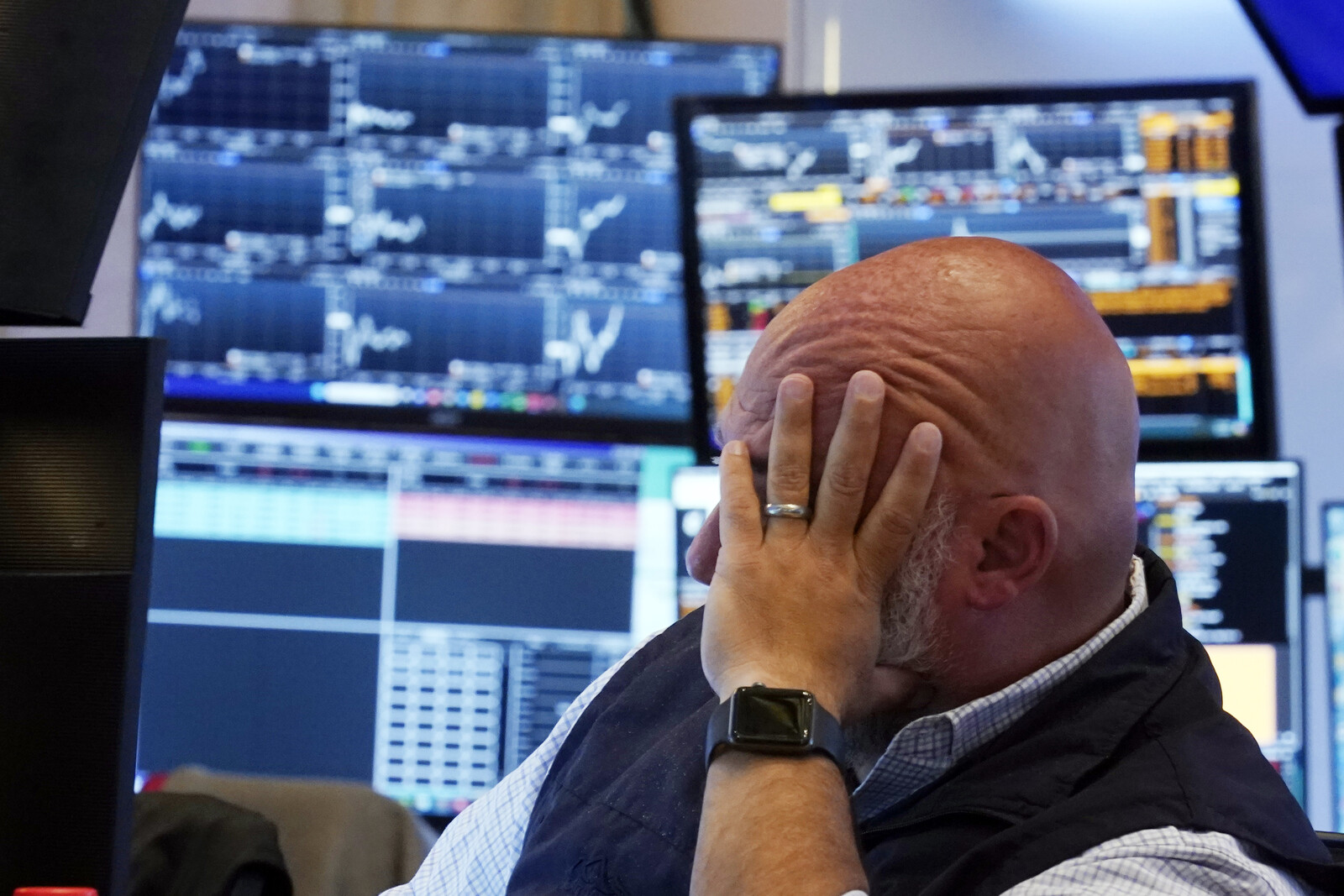 Technology Giants Fall on Wall Street