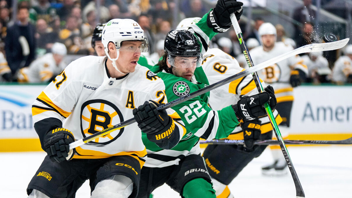 After being selected for the Olympics, Lindholm netted for Boston in 3–2 win