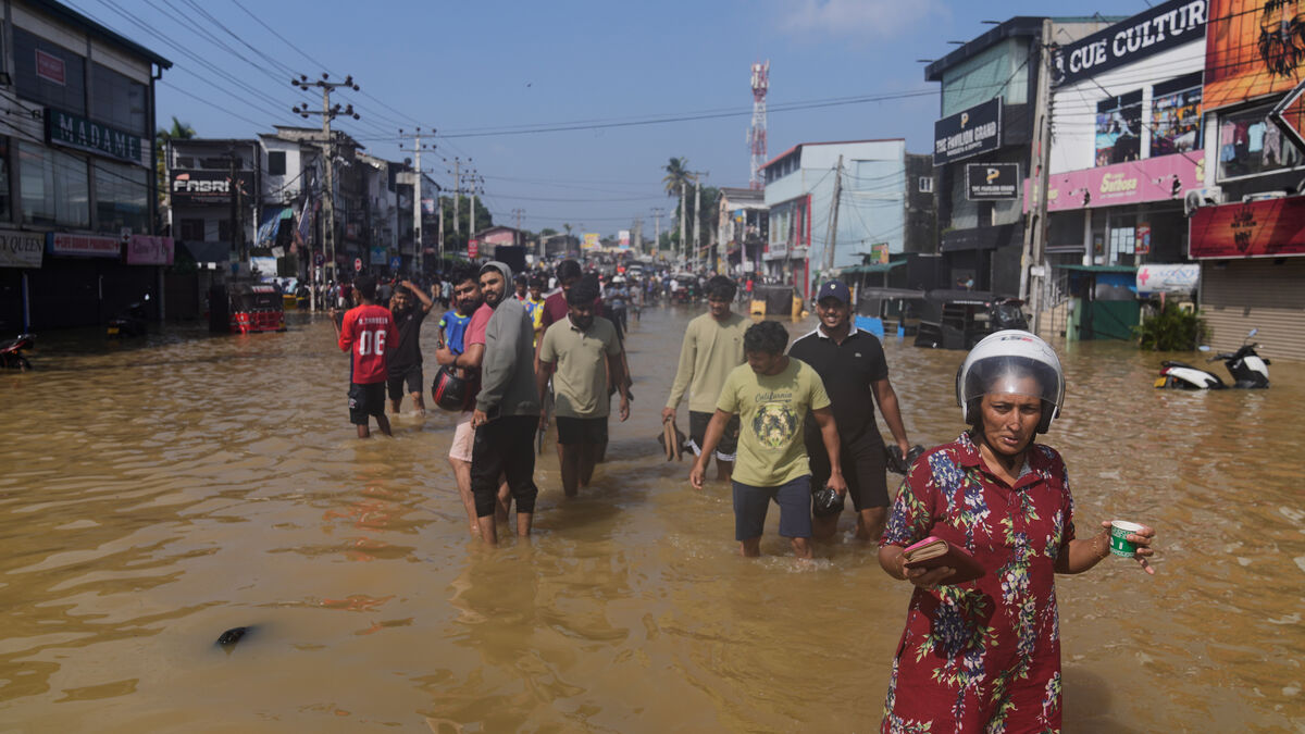 Nearly 1,000 dead in torrential