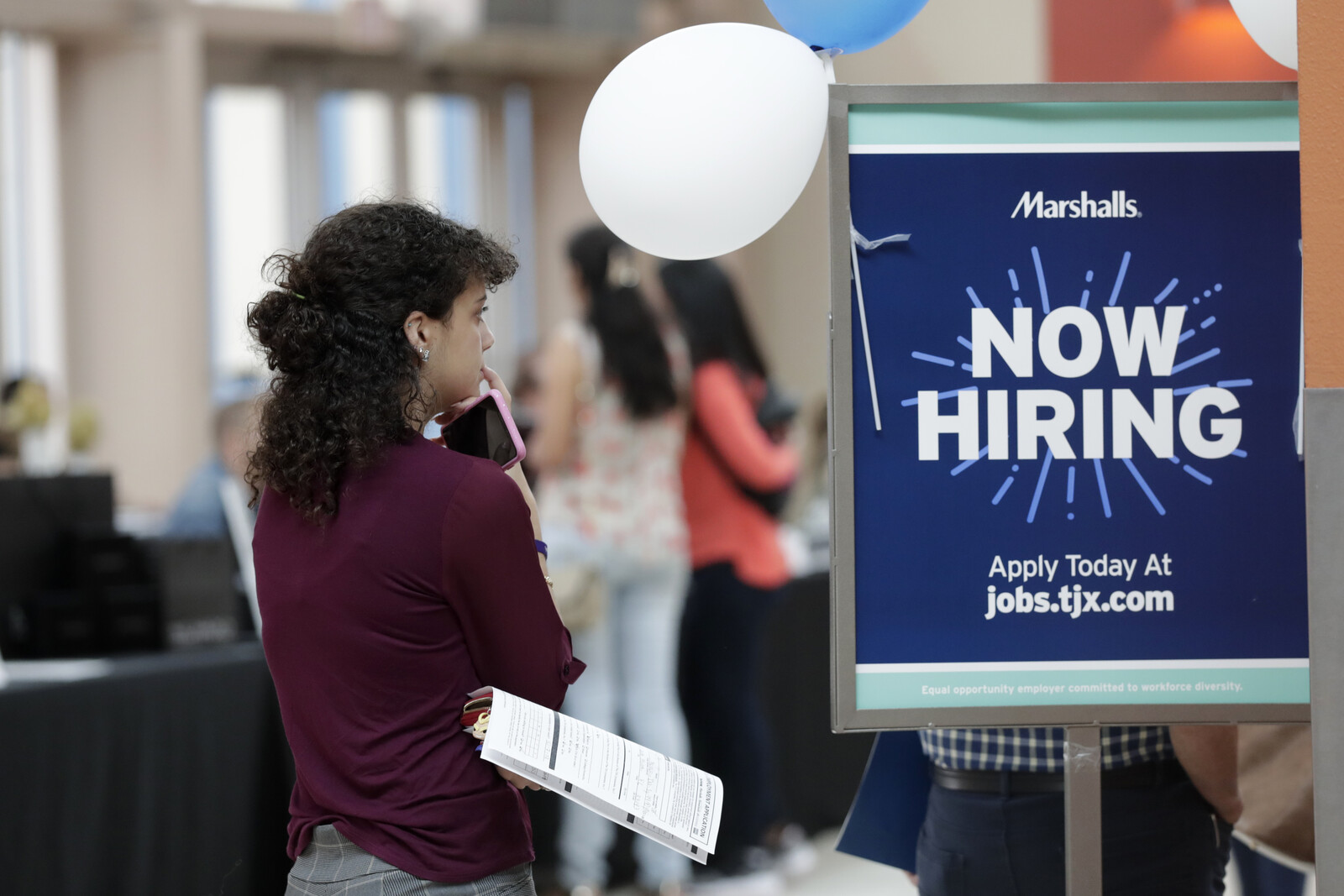 US Private Sector Adds 155,000 Jobs in March, Surpassing Expectations