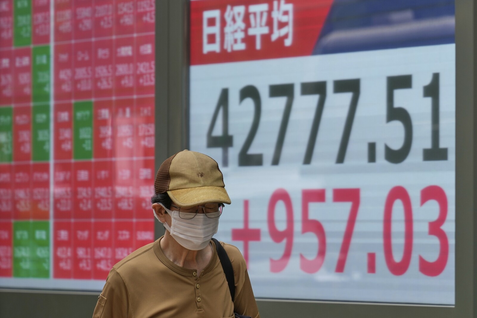 Asian Stocks Rise Ahead of Powell's Speech